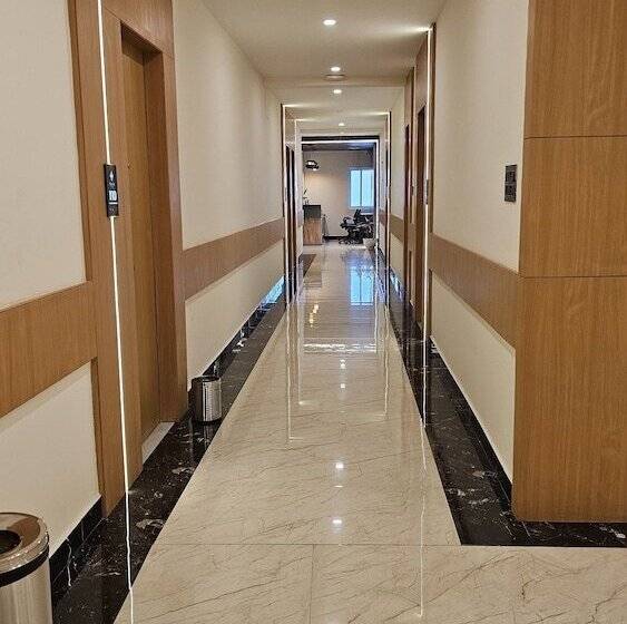 Отель Emerald Urban Comforts