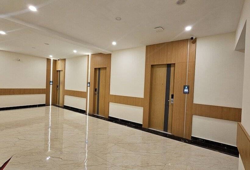 Отель Emerald Urban Comforts