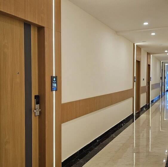 Отель Emerald Urban Comforts