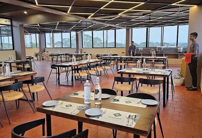 Отель Emerald Urban Comforts