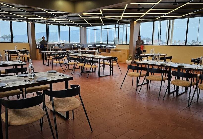 Отель Emerald Urban Comforts