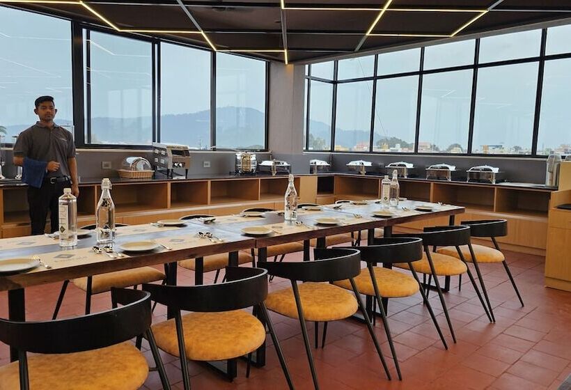 Отель Emerald Urban Comforts