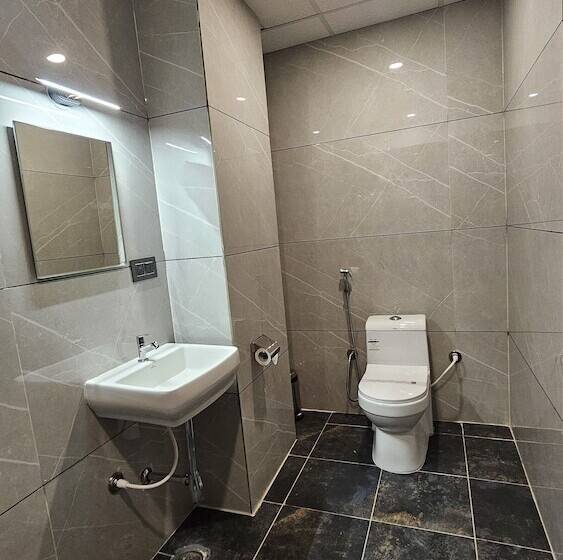 Отель Emerald Urban Comforts