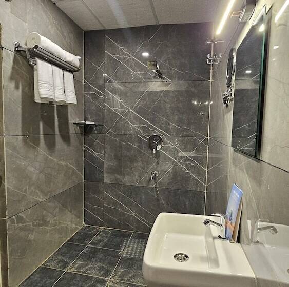 Отель Emerald Urban Comforts