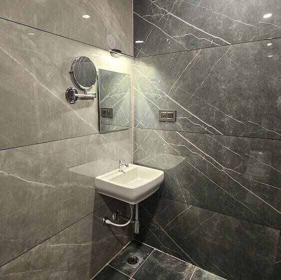 Отель Emerald Urban Comforts