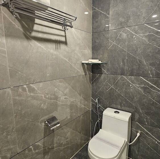 Отель Emerald Urban Comforts