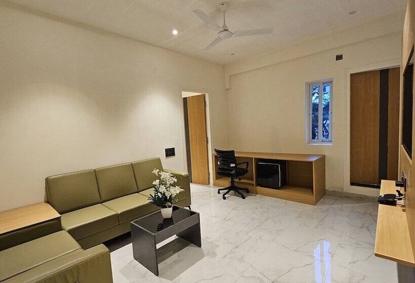 Отель Emerald Urban Comforts