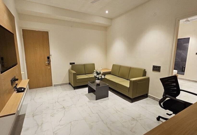 Отель Emerald Urban Comforts