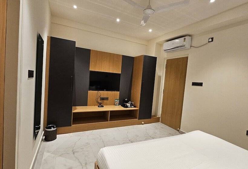 Отель Emerald Urban Comforts