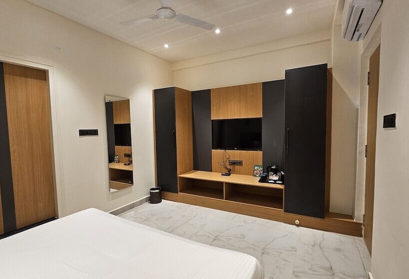 Отель Emerald Urban Comforts