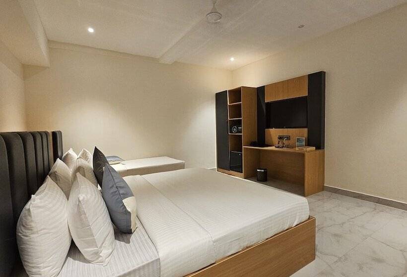 Отель Emerald Urban Comforts