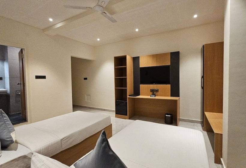 Отель Emerald Urban Comforts