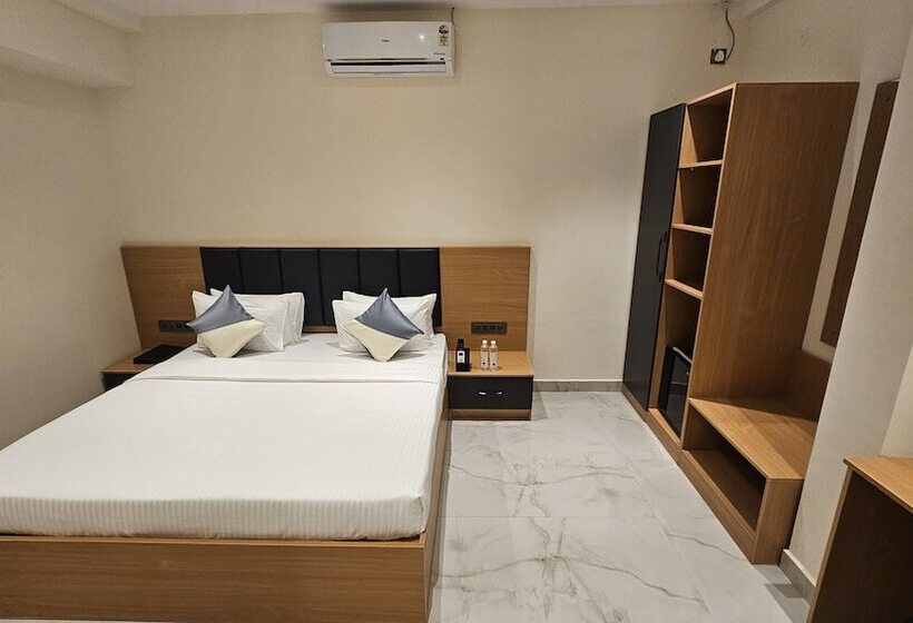 Отель Emerald Urban Comforts