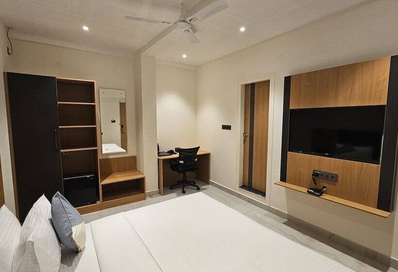 Отель Emerald Urban Comforts