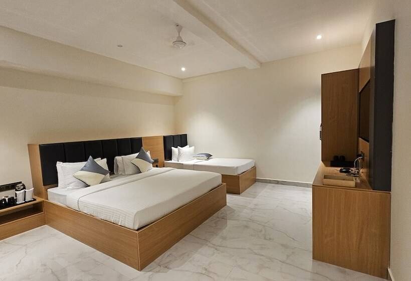 Отель Emerald Urban Comforts