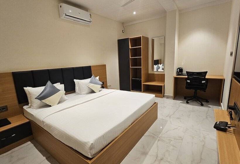 Отель Emerald Urban Comforts