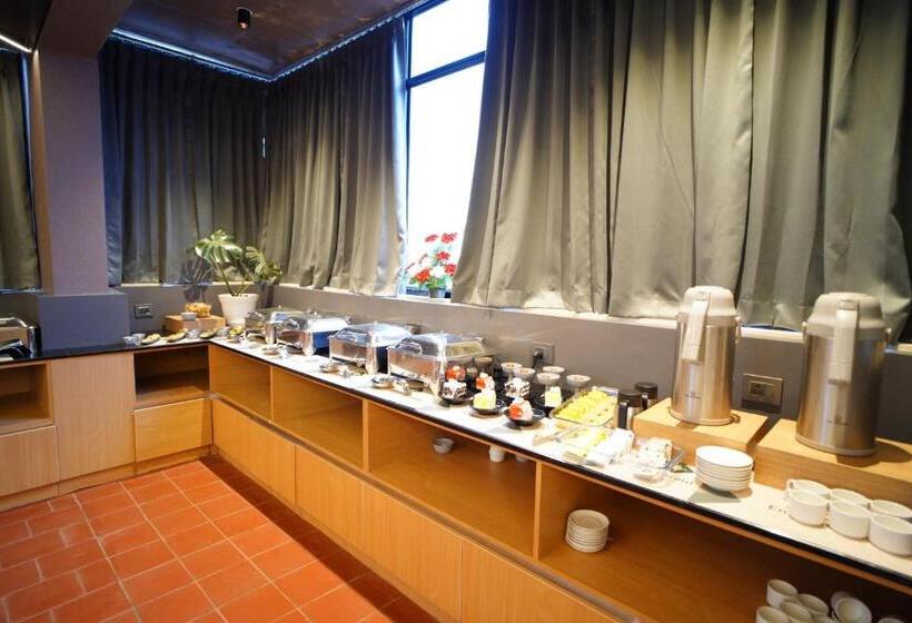 Отель Emerald Urban Comforts