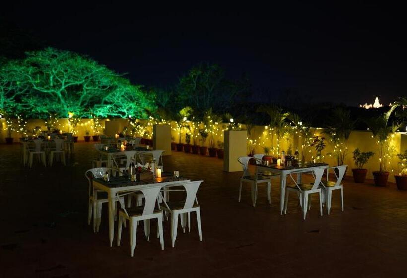 Отель Emerald Urban Comforts