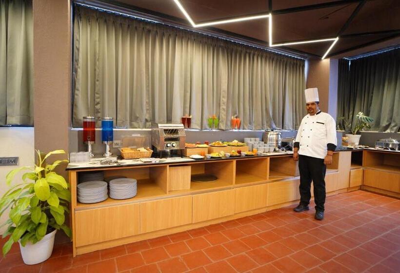 Отель Emerald Urban Comforts