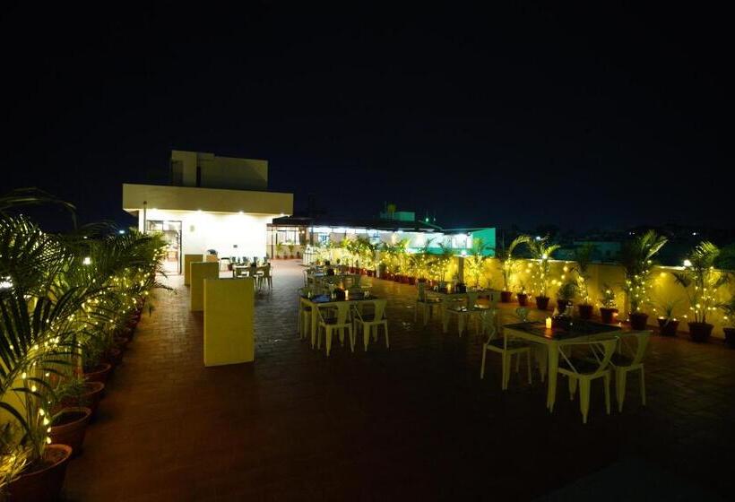 Отель Emerald Urban Comforts