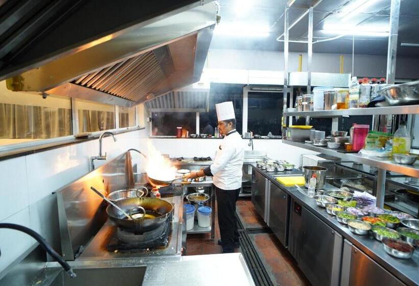 Отель Emerald Urban Comforts