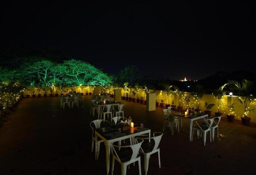 Отель Emerald Urban Comforts