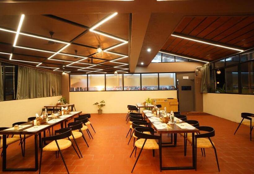 Отель Emerald Urban Comforts