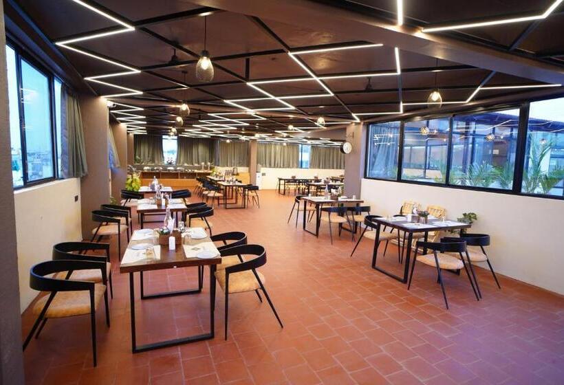 Отель Emerald Urban Comforts