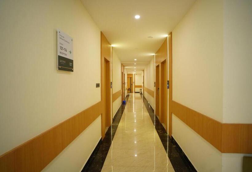 Отель Emerald Urban Comforts