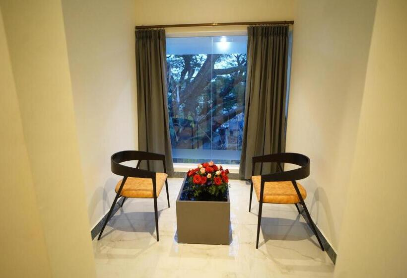 Отель Emerald Urban Comforts