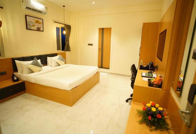 Отель Emerald Urban Comforts