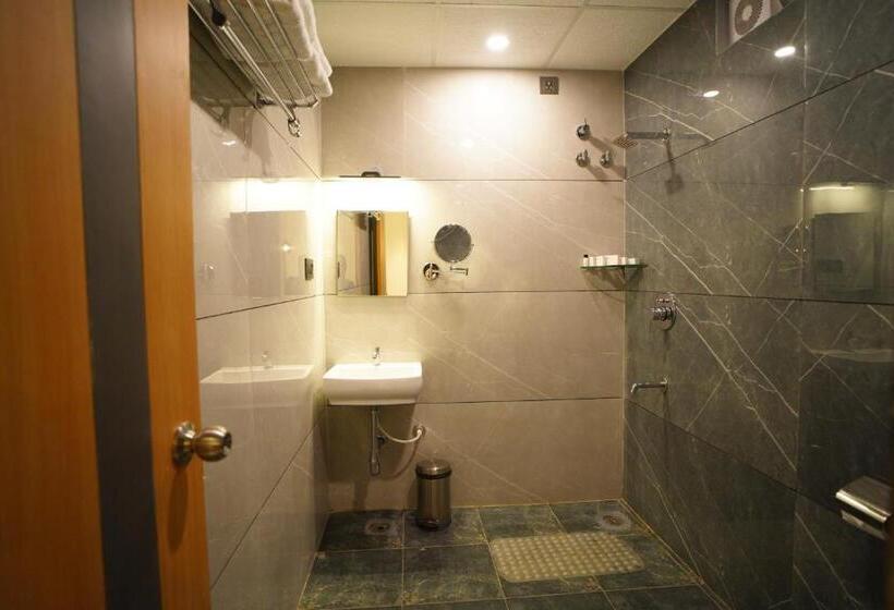 Отель Emerald Urban Comforts