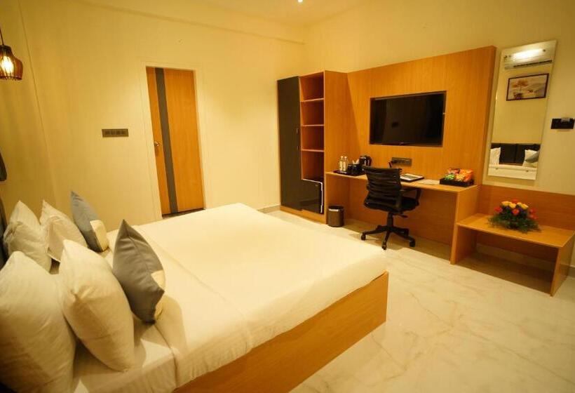 Отель Emerald Urban Comforts