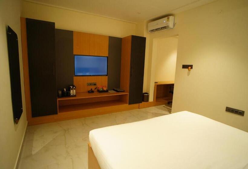 Отель Emerald Urban Comforts