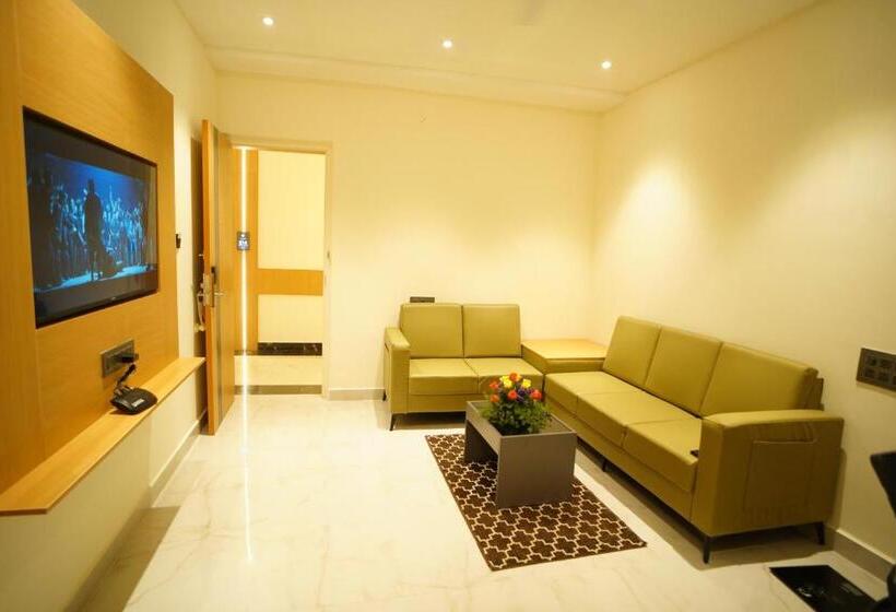 Отель Emerald Urban Comforts