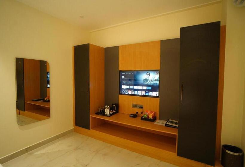 Отель Emerald Urban Comforts