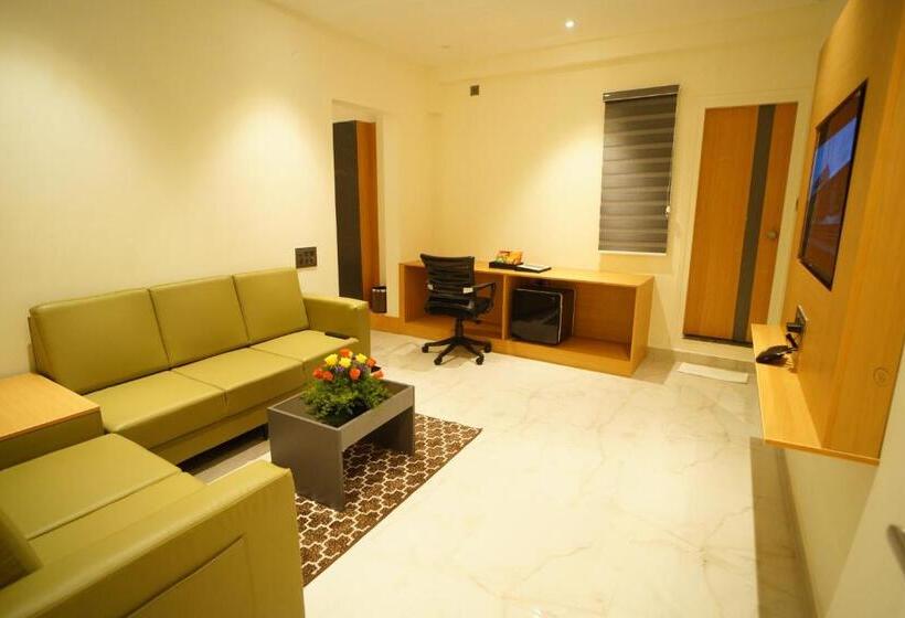 Отель Emerald Urban Comforts