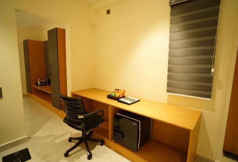 Отель Emerald Urban Comforts