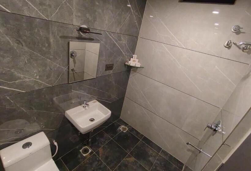 Отель Emerald Urban Comforts