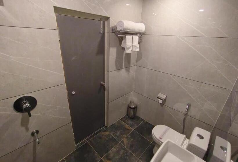 Отель Emerald Urban Comforts