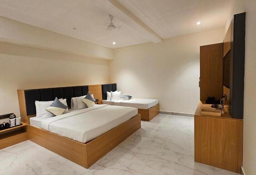 Отель Emerald Urban Comforts