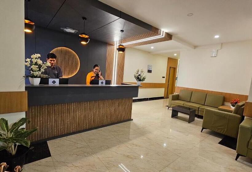 Отель Emerald Urban Comforts