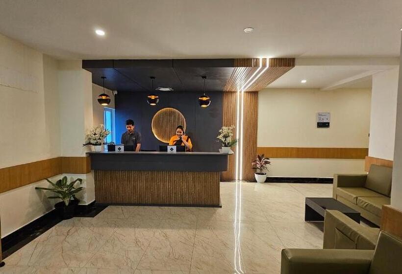 Отель Emerald Urban Comforts