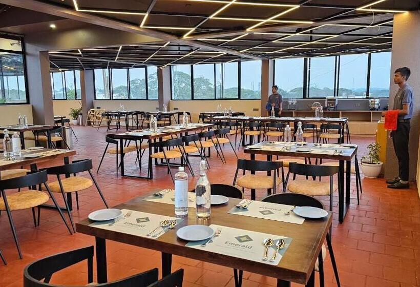 Отель Emerald Urban Comforts