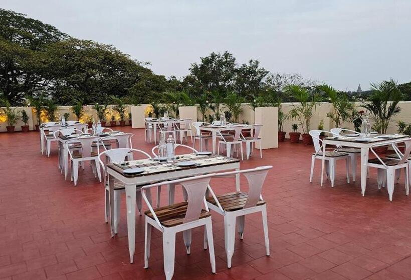 Отель Emerald Urban Comforts