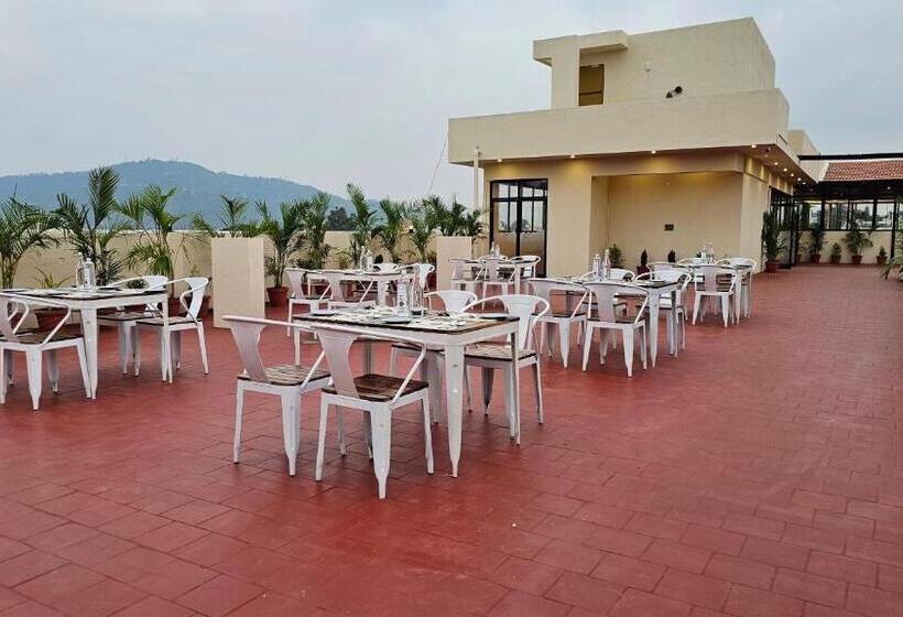 Отель Emerald Urban Comforts