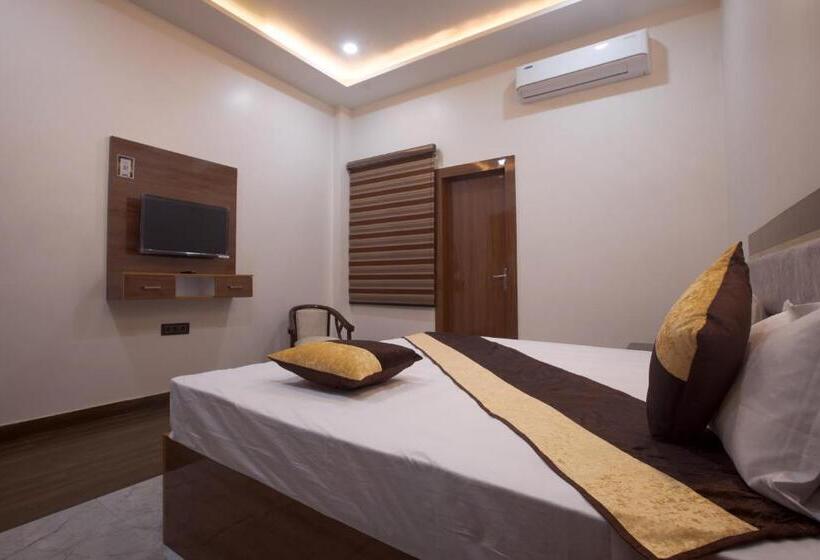 Отель Madhav Residency