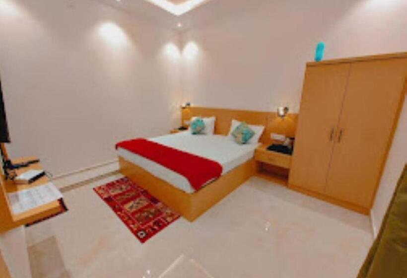 בית מלון כפרי The Ramay Palace Ayodhya