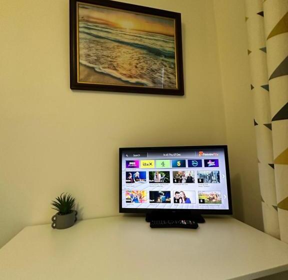 Lovely Town House Room 1