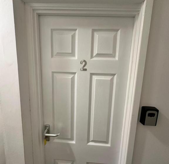 Lovely Town House Room 2